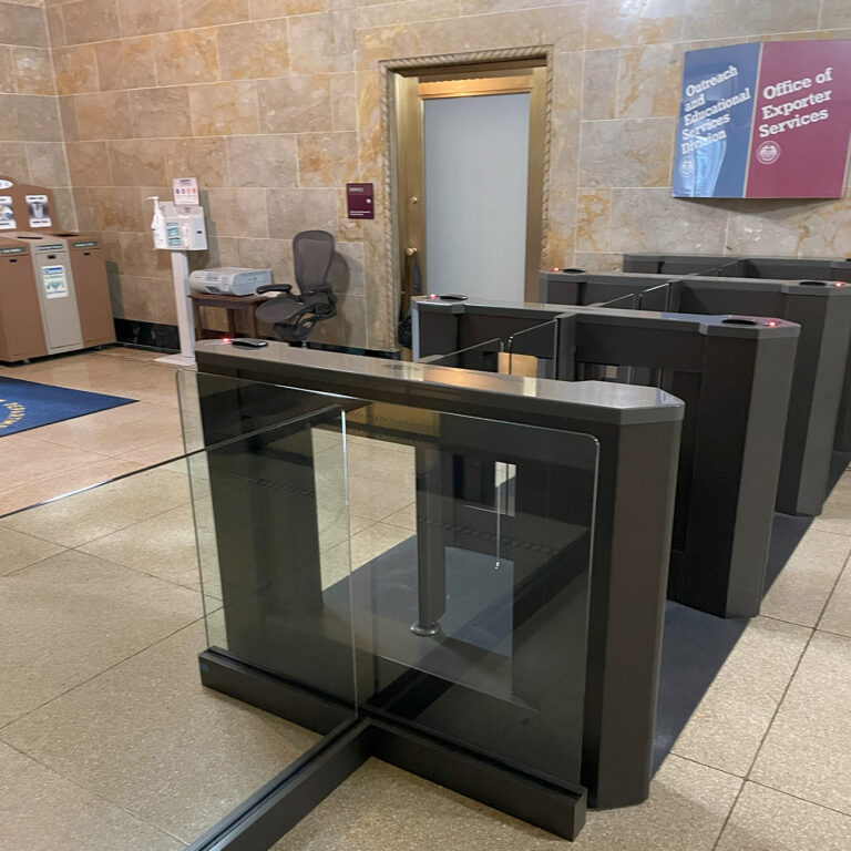 Fixed Glass Wall base is
color-matched to the
turnstiles.
