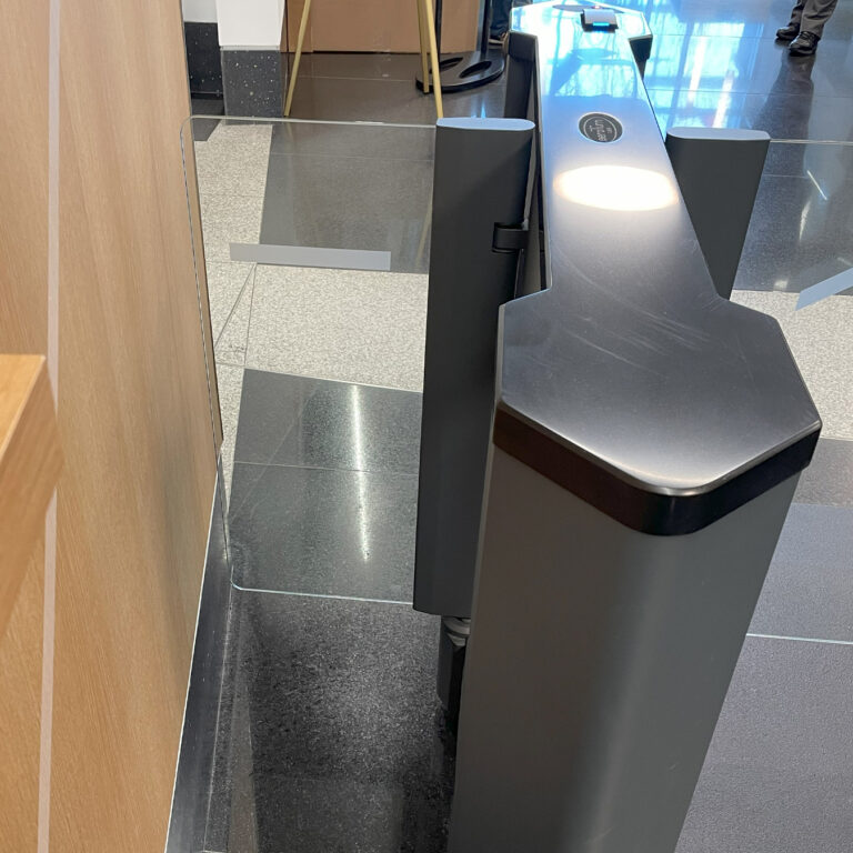 Fixed Glass Side Panels are installed
at the the same time as the turnstiles
to secure the space in the same day.